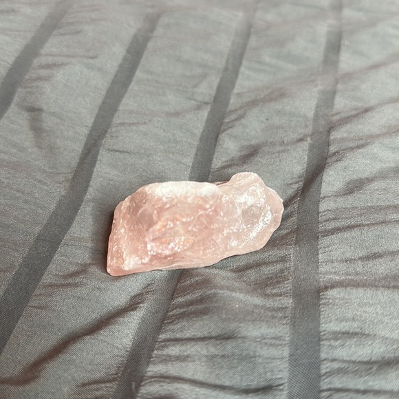 Rose quartz raw crystal - Picture 2 of 3